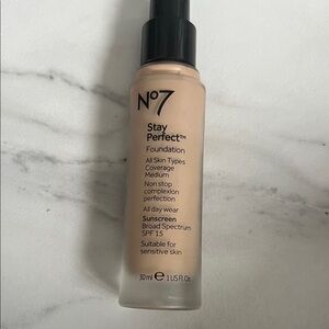 Stay Perfect Foundation Medium Coverage boots No7 used once. , honey.
